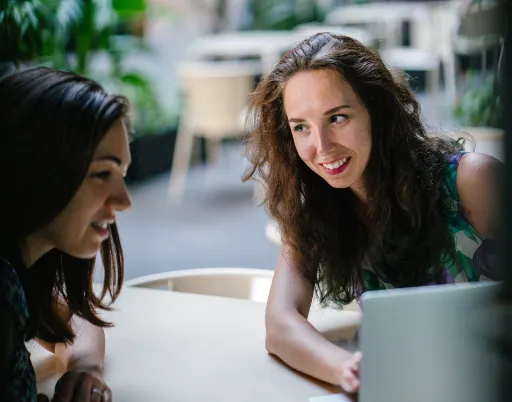 Due amiche giocano a una escape room online dal computer